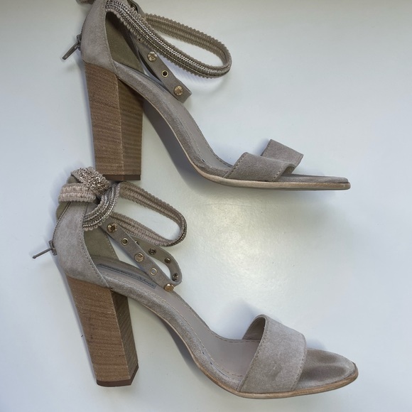 Tosca Blu suede heels. - Picture 3 of 5